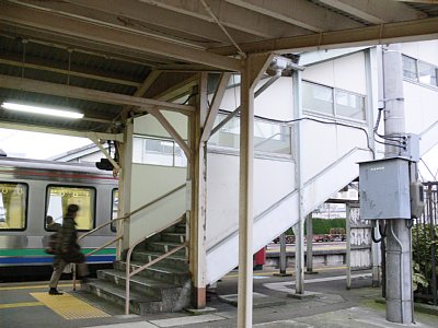 島式ホームへは跨線橋で連絡しています