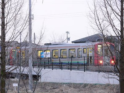 婦中鵜坂駅に停車する普通列車