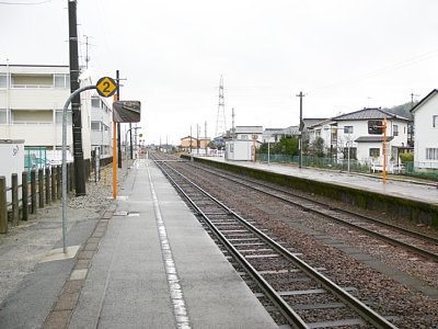 相対式ホームには跨線橋がありません