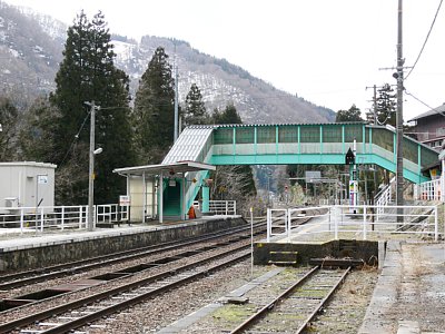 跨線橋と駅構内