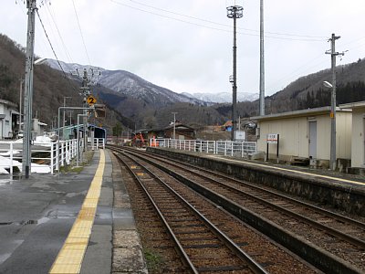ホームから富山方面を見る