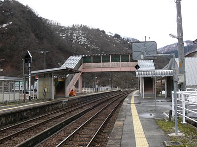 跨線橋と相対式ホームは定番です