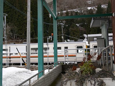 坂上駅に停車する普通列車