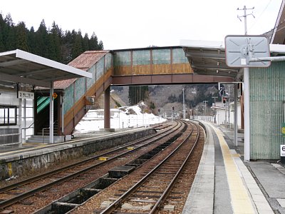 ホームは2面3線です