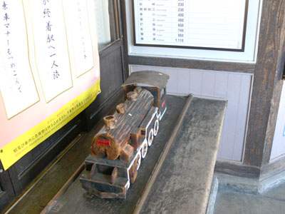 模型機関車が待合室に置いてありました
