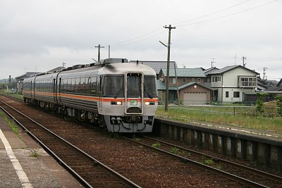 千里駅を通過する特急「ワイドビューひだ」