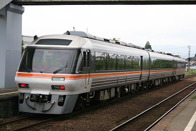 千里駅を通過する特急「ワイドビューひだ」