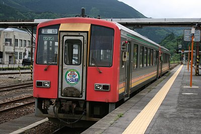 千里駅を通過する特急「ワイドビューひだ」