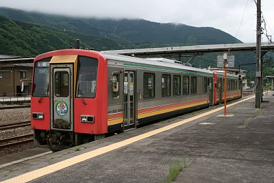 キハ120気動車が停車しています