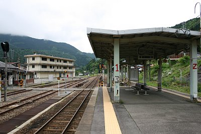 ホーム上から高山方面を見る