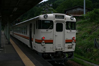 猪谷駅に停車するキハ48気動車