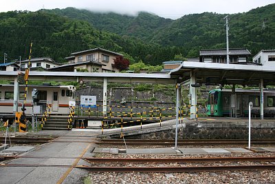 なんとキハ48とキハ120が同じホームに停車