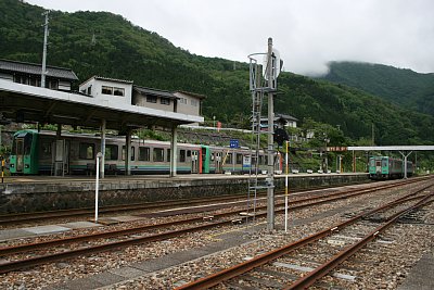 キハ120の2編成が猪谷駅に停車