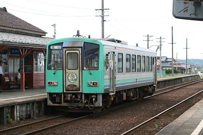 キハ120が千里駅に停車します