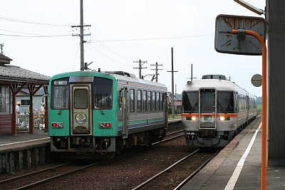 普通列車と特急列車の待ち合わせ