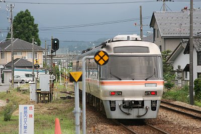 特急「ワイドビューひだ」が高山方面へ向かいます