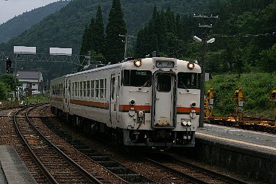 普通列車が杉原駅へ到着します