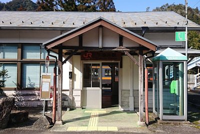 駅前にはバス停と公衆電話