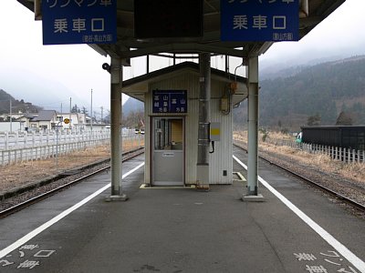 島式ホームに待合室があります