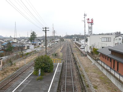 跨線橋からホームを見下ろすと