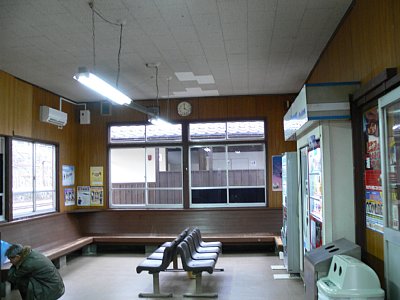 待合室には自販機などあります