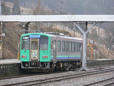 猪谷駅に停車する富山行きディーゼルカー