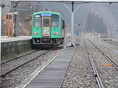 猪谷駅に停車する富山行きディーゼルカー