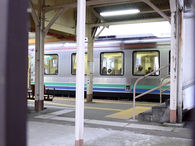 速星駅に停車する普通列車