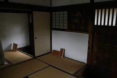 寺院詰所(左)と町年寄詰所