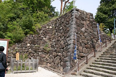 神橋のたもとにある石垣