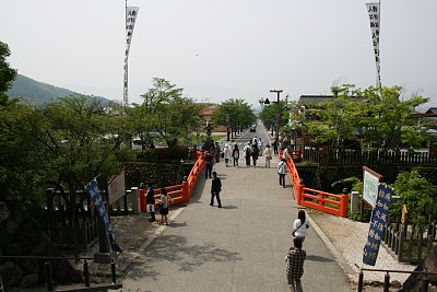 武田神社の鳥居から神橋方面を見る