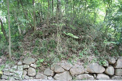 大手口の土塁には石積みも見られます