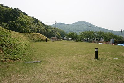 大手東側の曲輪と土塁