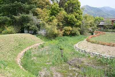 復元された惣堀跡北側