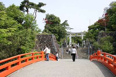 館の南側にある神橋