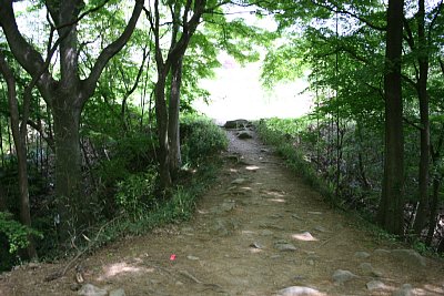 西曲輪へ入る土橋