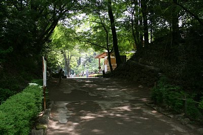 西曲輪と本曲輪を結ぶ土橋