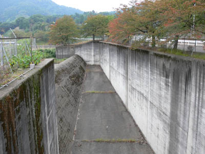 橋上から洪水吐きを見る