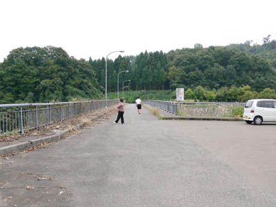 天端上は自動車も通行可能です