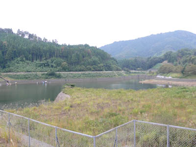 天端から上流側を見る