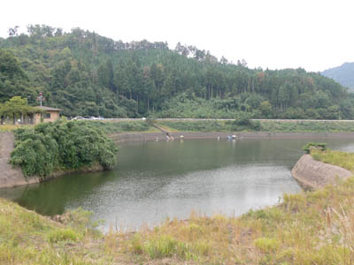 左岸からダム湖を見る