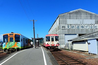 島式ホームと車両基地