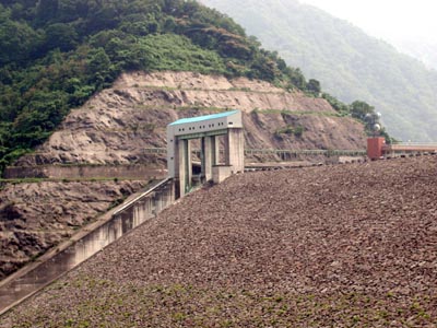 洪水吐にはローラーゲートが2門あります