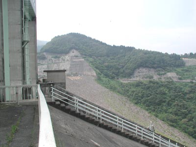 右岸から堤体を見る
