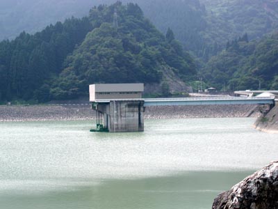 手取湖と取水塔