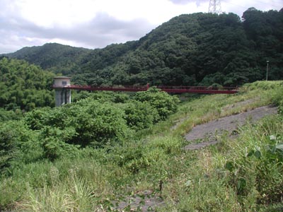 ダム堤体と取水塔