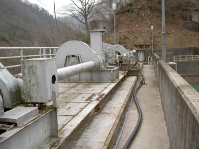天端上の巻き揚げ機
