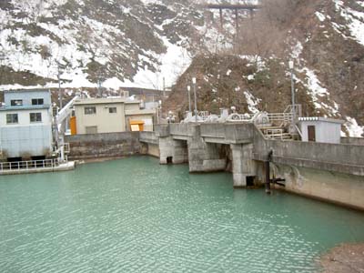 右岸上流側から見た堤体