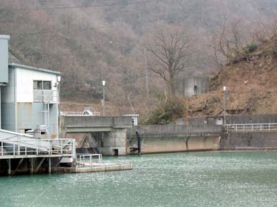 左岸上流側から見た堤体