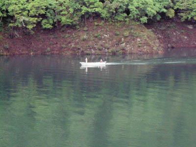 ダム湖にボートが